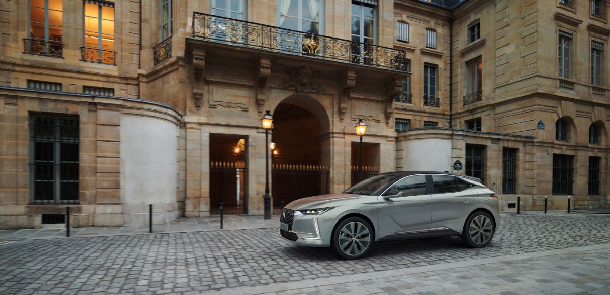 DS4 outside a building in Paris